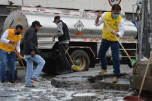 Emru lidera jornada de limpieza en punto crónico de basuras. 