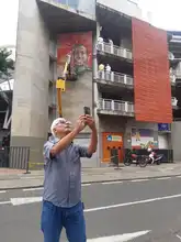 Con arte urbano, la hinchada escarlata rinde homenaje a Adrián Ramos 