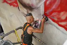 Con arte urbano, la hinchada escarlata rinde homenaje a Adrián Ramos 
