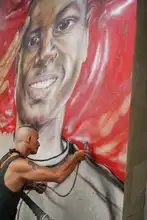 Con arte urbano, la hinchada escarlata rinde homenaje a Adrián Ramos 