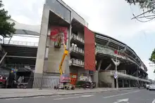 Con arte urbano, la hinchada escarlata rinde homenaje a Adrián Ramos 