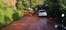 bRemueven alud de tierra en la vía que conduce de Felidia hacia La Leonera