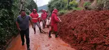 Remueven alud de tierra en la vía que conduce de Felidia hacia La Leonera