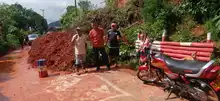 Remueven alud de tierra en la vía que conduce de Felidia hacia La Leonera