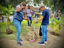 Alcaldía y comunidad se unieron para recuperar separador vial impactado por residuos