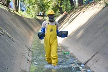 Limpiar canales de aguas lluvias, la titánica tarea que adelantan los ‘topos’ de Emcali