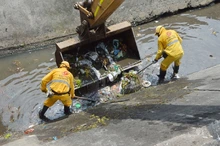 Limpiar canales de aguas lluvias, la titánica tarea que adelantan los ‘topos’ de Emcali