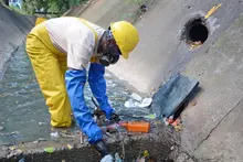 Limpiar canales de aguas lluvias, la titánica tarea que adelantan los ‘topos’ de Emcali