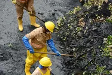 Limpiar canales de aguas lluvias, la titánica tarea que adelantan los ‘topos’ de Emcali