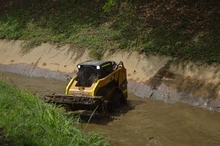 Limpiar canales de aguas lluvias, la titánica tarea que adelantan los ‘topos’ de Emcali