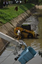 Limpiar canales de aguas lluvias, la titánica tarea que adelantan los ‘topos’ de Emcali