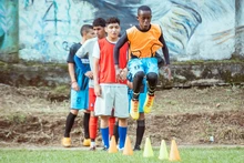 El esfuerzo de los jóvenes de La Buitrera por alcanzar sus sueños en el fútbol 