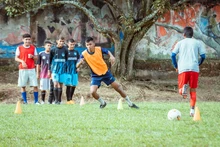 El esfuerzo de los jóvenes de La Buitrera por alcanzar sus sueños en el fútbol 