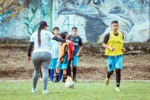 El esfuerzo de los jóvenes de La Buitrera por alcanzar sus sueños en el fútbol 