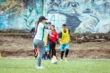 El esfuerzo de los jóvenes de La Buitrera por alcanzar sus sueños en el fútbol 