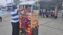 Las crispetas de colores de ‘Pocholo’ le ponen sabor a los alrededores de la Secretaría del Deporte y la Recreación