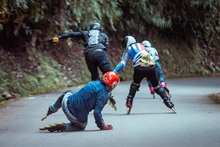 Dos kilómetros de descenso en patines en solo 127 segundos
