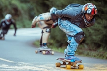 Dos kilómetros de descenso en patines en solo 127 segundos