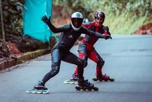 Dos kilómetros de descenso en patines en solo 127 segundos