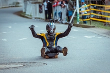 Dos kilómetros de descenso en patines en solo 127 segundos
