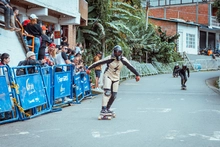 Dos kilómetros de descenso en patines en solo 127 segundos