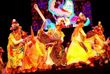 El Teatro Municipal se vistió de gala y el Mercedes se lució