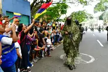 Las familias volvieron a vivir presencialmente el desfile del 20 de julio