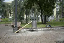 Reubican cestos de basura dentro de la Plaza de Cayzedo