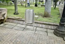 Reubican cestos de basura dentro de la Plaza de Cayzedo