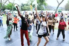 “No me pude resistir, aquí estoy bailando, probando la comida, me encanta Cali y la gente": turista de Bogotá