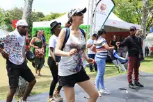 “No me pude resistir, aquí estoy bailando, probando la comida, me encanta Cali y la gente": turista de Bogotá