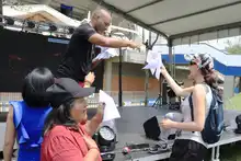 “No me pude resistir, aquí estoy bailando, probando la comida, me encanta Cali y la gente": turista de Bogotá