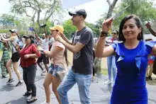 “No me pude resistir, aquí estoy bailando, probando la comida, me encanta Cali y la gente": turista de Bogotá