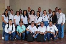Personas en campo que realizan la operación avispa