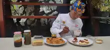 Con torta de pastores y bizcocho de pandero, Mónica Mina consigue tiquetes para Turquía