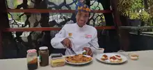 Con torta de pastores y bizcocho de pandero, Mónica Mina consigue tiquetes para Turquía