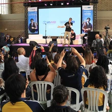   Tiempo, canciones e historias compartió Andrés Cepeda con estudiantes del oriente de Cali 