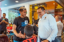 Los semilleros de la comuna 20 tuvieron su día feliz con Teo Gutiérrez