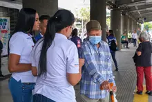 Caleños y caleñas expresan su amor a las personas mayores