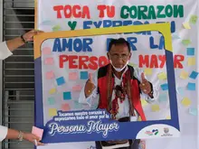 Caleños y caleñas expresan su amor a las personas mayores