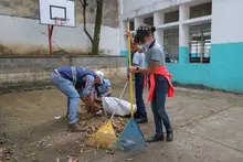 El PAE orienta a niños y jóvenes en la elaboración de composteras caseras