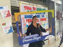 Toca Tu Corazón y Expresa tu Amor por la Persona Mayor