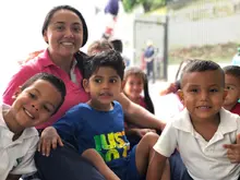 Salsa, ritmos del Pacífico y regalos alegraron la mañana de las niñas y niños de la UTS de Siloé  