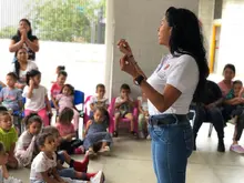 Salsa, ritmos del Pacífico y regalos alegraron la mañana de las niñas y niños de la UTS de Siloé  