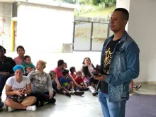 Salsa, ritmos del Pacífico y regalos alegraron la mañana de las niñas y niños de la UTS de Siloé  