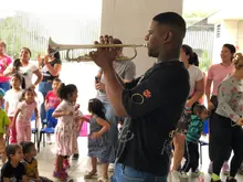 Salsa, ritmos del Pacífico y regalos alegraron la mañana de las niñas y niños de la UTS de Siloé  