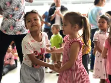 Salsa, ritmos del Pacífico y regalos alegraron la mañana de las niñas y niños de la UTS de Siloé  