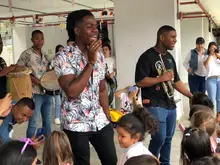 Salsa, ritmos del Pacífico y regalos alegraron la mañana de las niñas y niños de la UTS de Siloé  