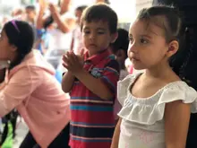 Salsa, ritmos del Pacífico y regalos alegraron la mañana de las niñas y niños de la UTS de Siloé  