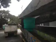 Realizan cerramiento de puente peatonal en inmediaciones del H.U.V.